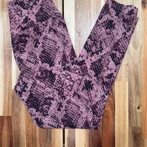 PINK Victoria's Secret Ultimate V High Waist Cocoa Snake Print Leggings